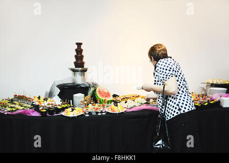 Womanl wählt leckeres Essen im Buffet im Hotelrestaurant Bankett-Partei Stockfoto