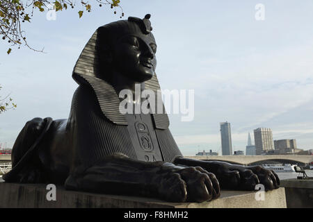 Sphinx-Statue, die ägyptischen Fabelwesen, die durch Kleopatras Nadel am Victoria Embankment in London, UK steht. Stockfoto