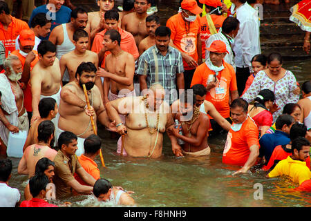 Shahi Snan. Heilige Männer und Liebhaber königlichen Bad im heiligen Fluss zu nehmen. Kumbh Mela, Nasik, Maharashtra, Indien Stockfoto