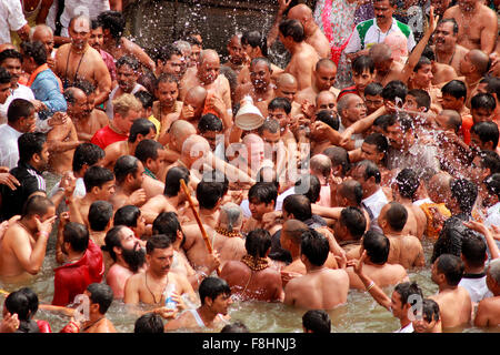 Shahi Snan. Heilige Männer und Liebhaber königlichen Bad im heiligen Fluss zu nehmen. Kumbh Mela, Nasik, Maharashtra, Indien Stockfoto