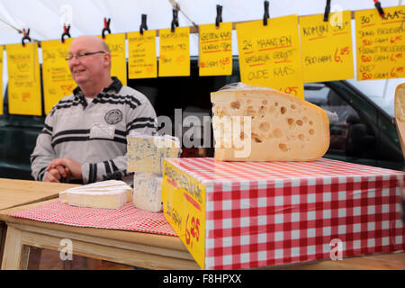 Käse zum Verkauf auf dem Markt in Breda, Niederlande. Stockfoto