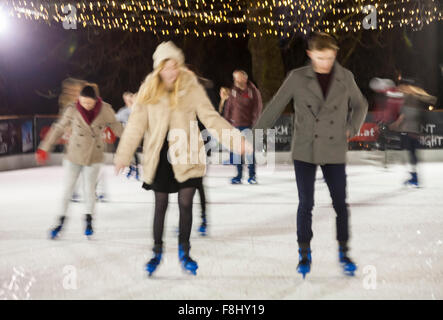 Skating Eindrücke auf der Eislaufbahn, London UK im Dezember Stockfoto