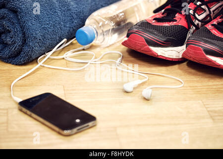 Sportschuhe und Wasser Sport Zubehör mit unscharfen Fokus Stockfoto