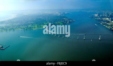 Luftaufnahme der Coronado Insel und Brücke in der Bucht von San Diego im südlichen Kalifornien, Vereinigte Staaten von Amerika. Ein Blick auf t Stockfoto