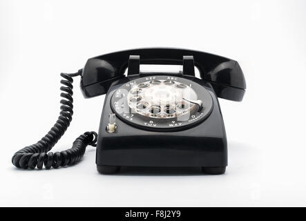 Schwarze alte Telefon mit Wählscheibe auf weißem Hintergrund Stockfoto