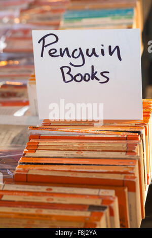 Penguin-Bücher auf dem Buchmarkt in Southbank, London, Großbritannien im Dezember - Secondhand-Buchstand Stockfoto