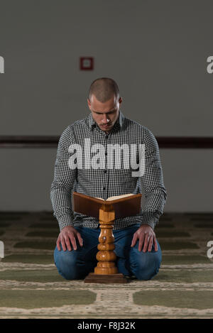 Muslimischer Mann liest den Koran Stockfoto