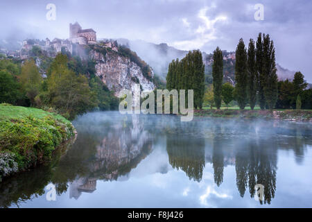 Dorf und Kirche von St. Cirq La Poppie Lot Frankreich Stockfoto