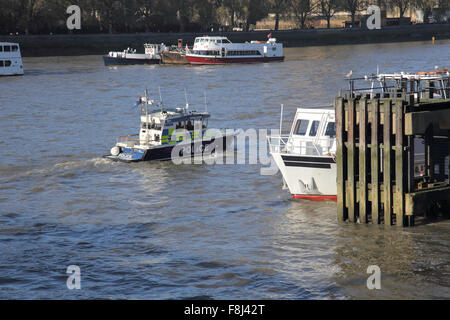 Wasserschutzpolizei auf der Themse in London. Stockfoto