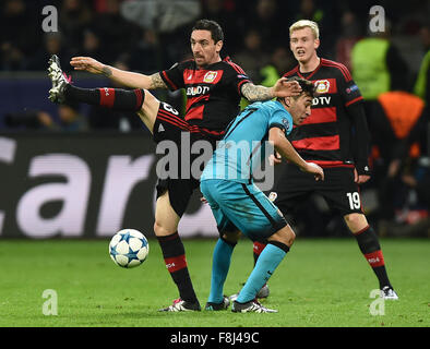 Leverkusen, Deutschland. 9. Dezember 2015. Leverkusens Roberto Hilbert und Barcelonas Munir El Haddadi (C) wetteifern um die Kugel während der UEFA Champions League-Gruppe E-Fußballspiel zwischen Bayer 04 Leverkusen und dem FC Barcelona in Leverkusen, Deutschland, 9. Dezember 2015. Foto: GUIDO KIRCHNER/Dpa/Alamy Live News Stockfoto