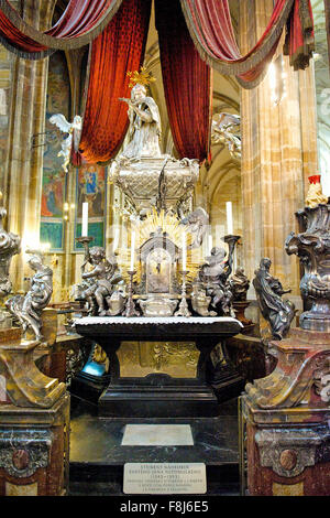 Das Atemberaubende Interieur der St.-Nikolaus-Kirche in der Stadt Prag. Stockfoto