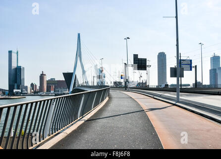 Erasmus-Brücke am Fluss Maas in Rotterdam Niederlande Holland Stockfoto