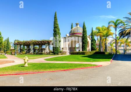 Eine Ansicht mit der gewölbten buntes Mosaik Architektur und Palmen im Balboa Park in San Diego, Kalifornien in den Vereinigten Staaten Stockfoto