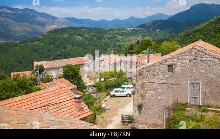 Ländliche Landschaft Süd-Korsika, alte Wohnhäuser und Berge auf einem Hintergrund. Zerubia Dorf, Frankreich Stockfoto