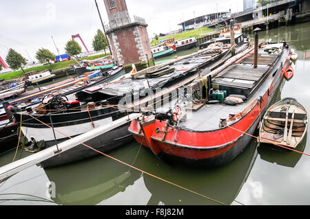 Blick auf alten Booten auf Rotterdam Niederlande Holland canal Stockfoto