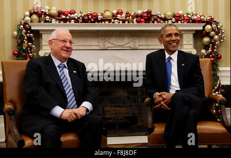 Washington, DC, USA. 9. Dezember 2015. US-Präsident Barack Obama hält ein bilaterales Treffen mit Präsident Reuven Rivlin Israels, im Oval Office des weißen Hauses in Washington, DC, Mittwoch, 9. Dezember 2015. Bildnachweis: Dpa picture Alliance/Alamy Live News Stockfoto