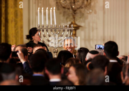 Washington, DC, USA. 9. Dezember 2015. US-Präsident Barack Obama schüttelt Hände am Ende eine Chanukka-Rezeption im East Room des weißen Hauses in Washington, DC, 9. Dezember 2015. Bildnachweis: Dpa picture Alliance/Alamy Live News Stockfoto