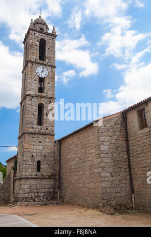 Glockenturm der Kirche Saint-Georges in Quenza, Süd-Korsika, Frankreich Stockfoto