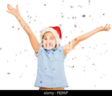 Glückliches schönes Mädchen in Santa Kappe werfen Konfetti Stockfoto