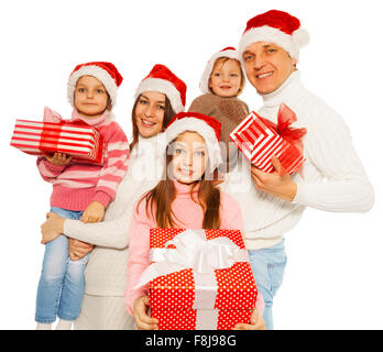 Glückliche Familie mit 3kids halten Neujahr Geschenke Stockfoto