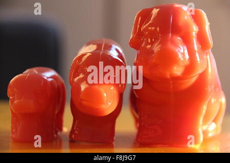 New York, USA. 5. Dezember 2015. Rosafarbene Pfefferminze Schweine, Bestandteil einen Adventskalender sind auf dem Display in New York, USA, 5. Dezember 2015. Foto: Christina Horsten/Dpa/Alamy Live News Stockfoto