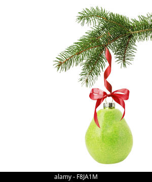 Weihnachtsbaum Zweig mit Weihnachtskugel in Form von Birne auf dem weißen Hintergrund isoliert. Stockfoto