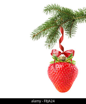 Weihnachtsbaum Zweig mit Weihnachtskugel in Form der Erdbeere auf dem weißen Hintergrund isoliert. Stockfoto