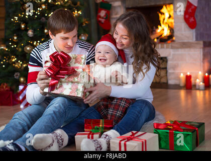 Öffnen Geschenke an Weihnachten und Silvester Stockfoto