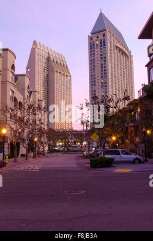 Ein Blick auf die lokale Architektur in Downtown San Diego, Kalifornien, USA, in der Dämmerung. Eine Straßenansicht des Lichts Beiträge, die skyscrap Stockfoto