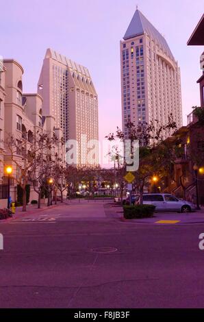 Ein Blick auf die lokale Architektur in Downtown San Diego, Kalifornien, USA, in der Dämmerung. Eine Straßenansicht des Lichts Beiträge, die skyscrap Stockfoto