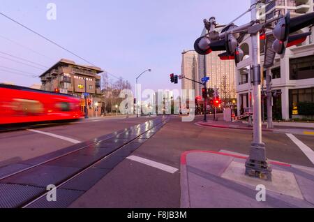 Eine Straßenansicht von Downtown San Diego, Kalifornien, USA, am Abend - Dämmerung. Ein Blick auf den Transport, Citylights und Wolkenkratzer Stockfoto