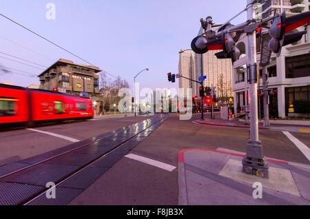 Eine Straßenansicht von Downtown San Diego, Kalifornien, USA, am Abend - Dämmerung. Ein Blick auf den Transport, Citylights und Wolkenkratzer Stockfoto