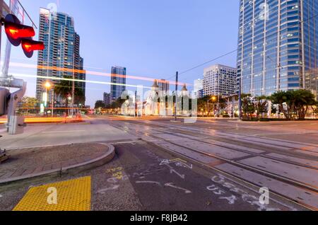 Eine Straßenansicht von Downtown San Diego, Kalifornien, USA, in der Dämmerung. Eine Nacht Blick auf den Transport, die Lichter der Stadt und die Wolkenkratzer ein Stockfoto