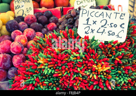 Bunte Lebensmittel-Markt in Venedig, Italien. Outdoor-Marktstand mit Obst und Gemüse. Stockfoto