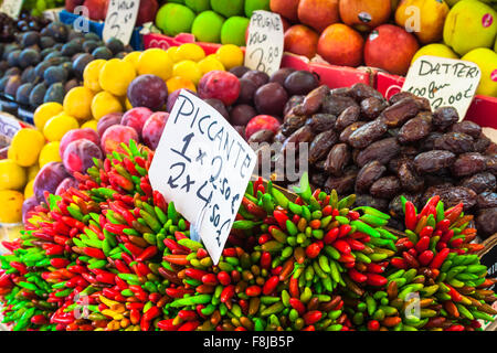 Bunte Lebensmittel-Markt in Venedig, Italien. Outdoor-Marktstand mit Obst und Gemüse. Stockfoto