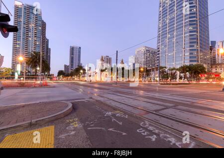 Eine Straßenansicht von Downtown San Diego, Kalifornien, USA, in der Dämmerung. Eine Nacht Blick auf den Transport, die Lichter der Stadt und die Wolkenkratzer ein Stockfoto