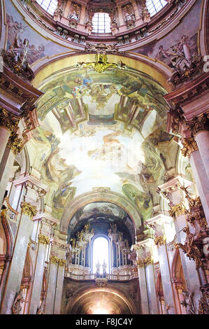 Das Atemberaubende Interieur der St.-Nikolaus-Kirche in der Stadt Prag. Stockfoto