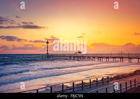 Brighton Pier bei Sonnenuntergang an einem windigen Tag, South Australia Stockfoto