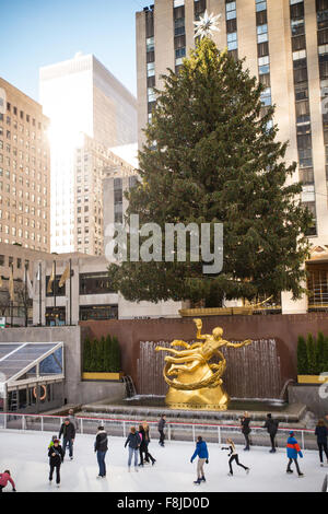Blick auf historische Rockefeller Plaza in Manhattan in der Weihnachtszeit mit Weihnachtsbaum und Inline-Skater. Stockfoto