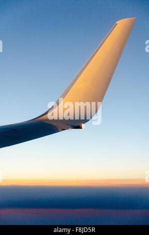 Flugzeugflügel über die Tasmansee zwischen Australien und Neuseeland am späten Nachmittag Stockfoto