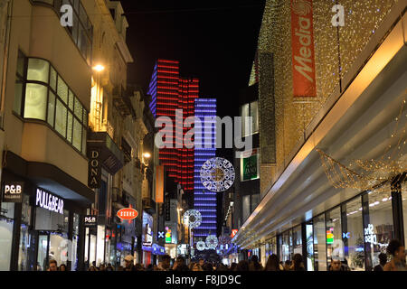 Brüssel, Belgien-DECDEMBER-04, 2015: Weihnachtsbeleuchtung der beliebten Einkaufsstraße im Zentrum von Brüssel Rue Neuve, überfüllt Stockfoto