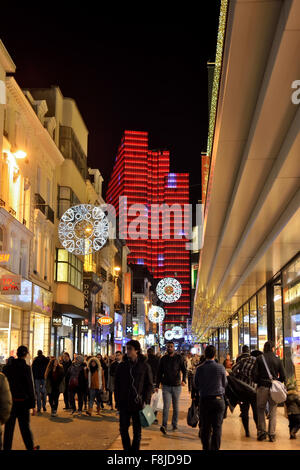 Brüssel, Belgien-DECDEMBER-04, 2015: Weihnachtsbeleuchtung der beliebten Einkaufsstraße im Zentrum von Brüssel Rue Neuve, überfüllt Stockfoto