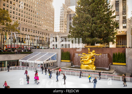 Blick auf historische Rockefeller Plaza in Manhattan in der Weihnachtszeit mit Weihnachtsbaum und Inline-Skater. Stockfoto
