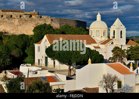 Portugal, Algrve: Blick zur Pfarrkirche und Burg des mittelalterlichen Dorfes Castro Marim Stockfoto