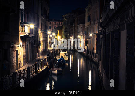 Blick in einen kleinen Kanal in Venedig bei Nacht Stockfoto