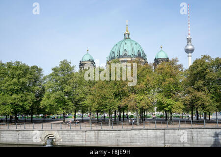 Blick von der Burg-Brücke in Richtung der Kathedrale und dem Berliner Fernsehturm in Berlin Stockfoto