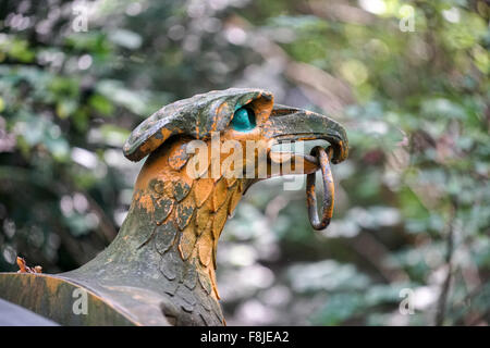 Adler-Schmuck zu einer Brücke im Tiergarten in Berlin Stockfoto