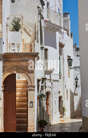 Typische schmale Gasse in alte Stadt von Locorotondo Apulien Apulien Italien Europa Stockfoto