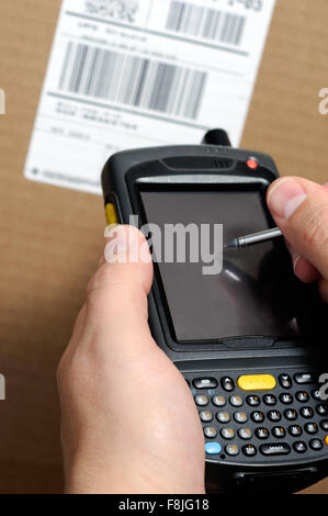 Barcode-Scanner-Leser Enterprise Digital Assistant mit Person und Box UPC bar Code label Stockfoto