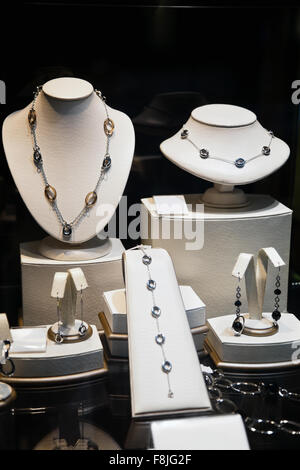 Bild von Schmuck speichern Schaufenster mit Halsketten, Armbänder und Ohrringe Stockfoto